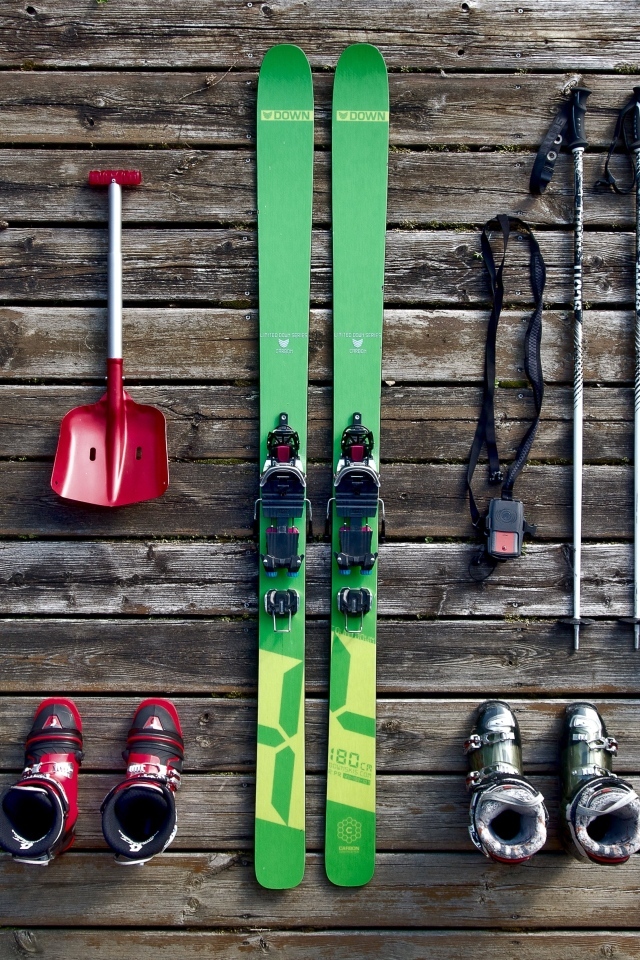 Лыжи с обувью на деревянном фоне