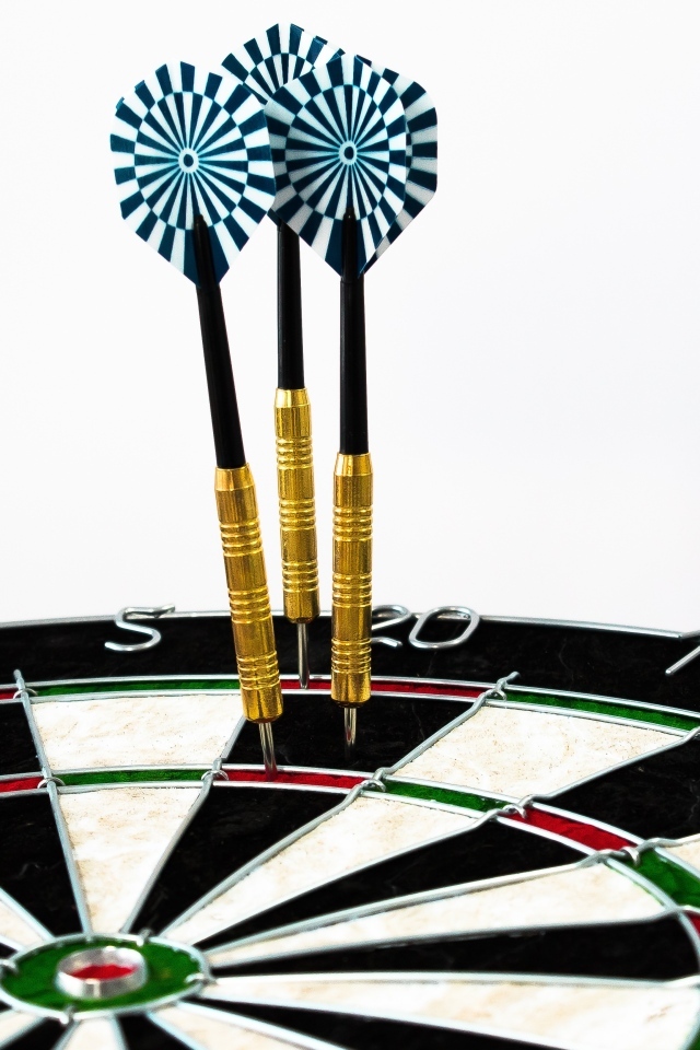 Мишень и дротики для игры в дартс