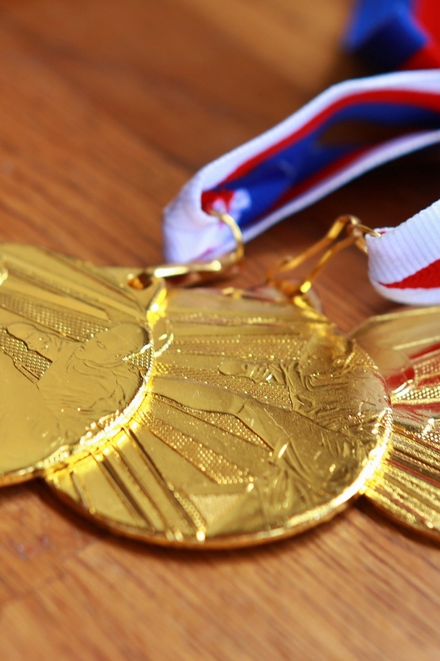 Три золотые медали на столе