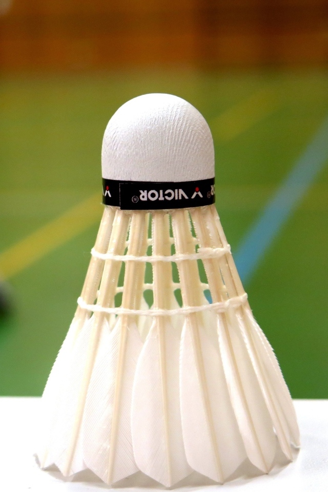 Белый волан для игры в бадминтон крупным планом