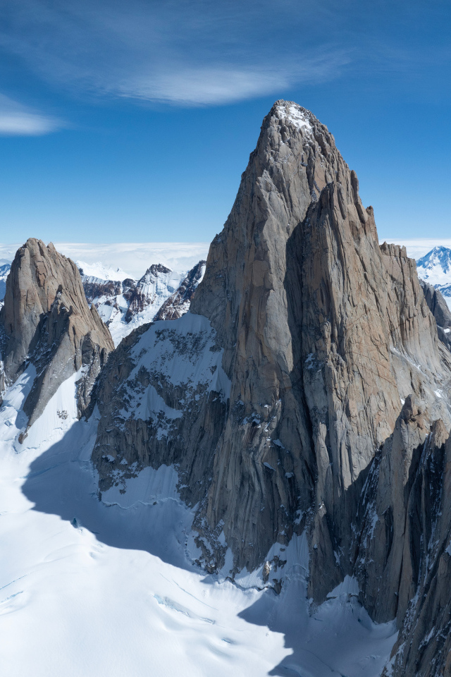 Горная вершина Фицрой под голубым небом, Аргентина