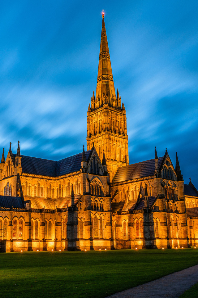 Красивый Солсберийский собор ночью, Англия