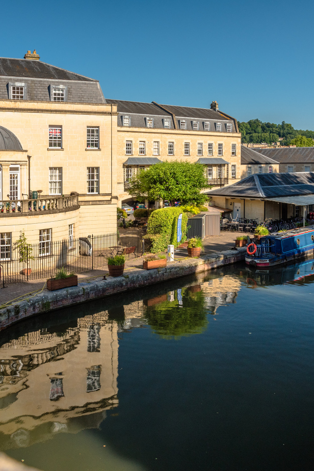 Дома у водного канала города Бат, Англия