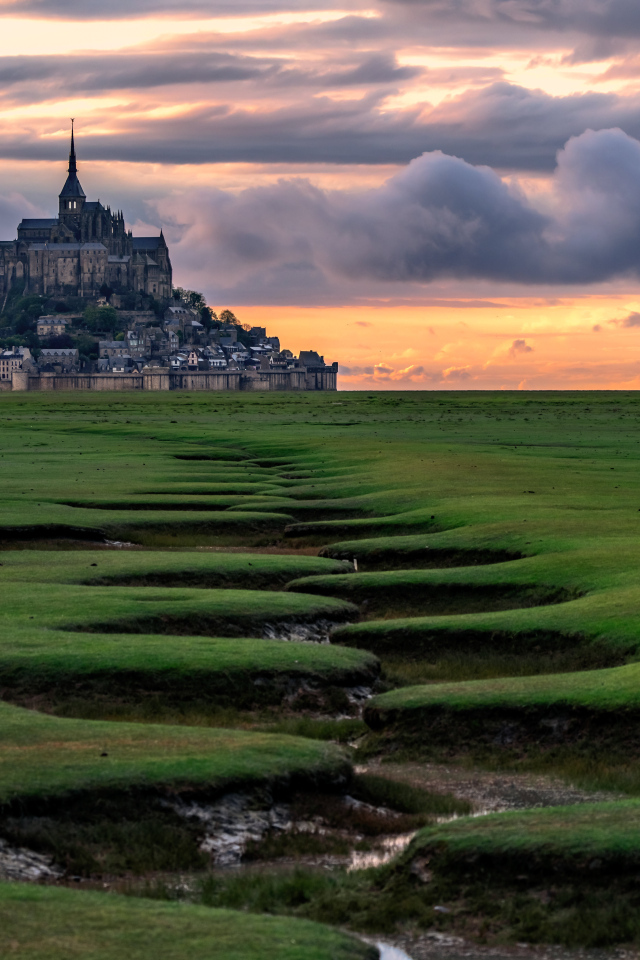 Крепость Мон-Сен-Мишель у зеленого поля, Франция