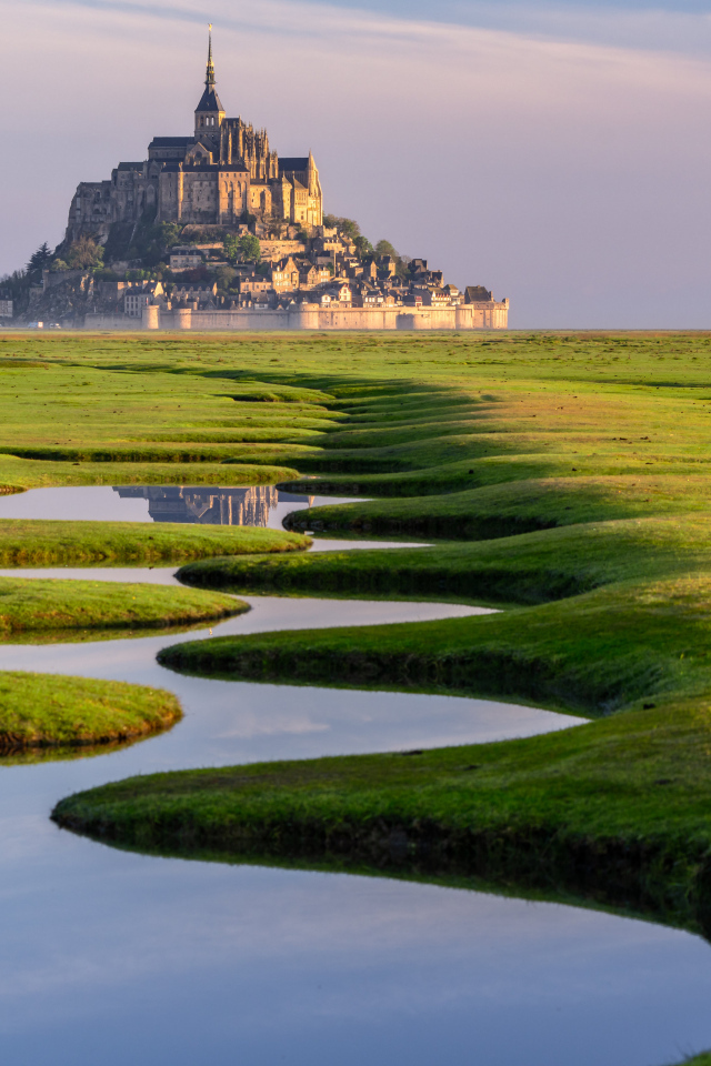 Ручей на фоне крепости с замком, Франция