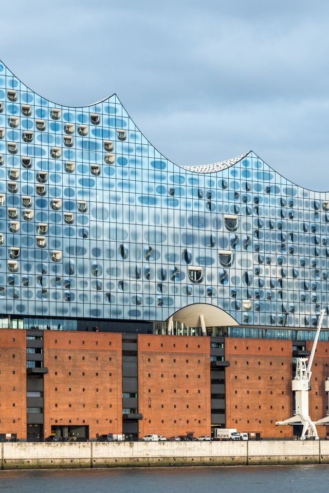 Красивое необычное здание в городе Гамбург