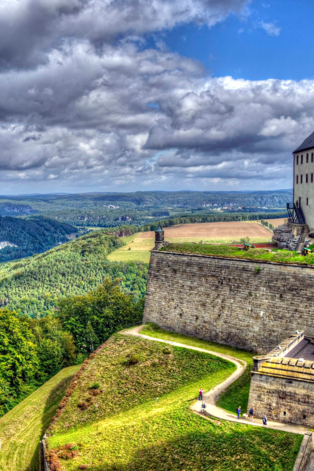 Красивый вид на замок и реку в городе Кёнигштайн, Германия