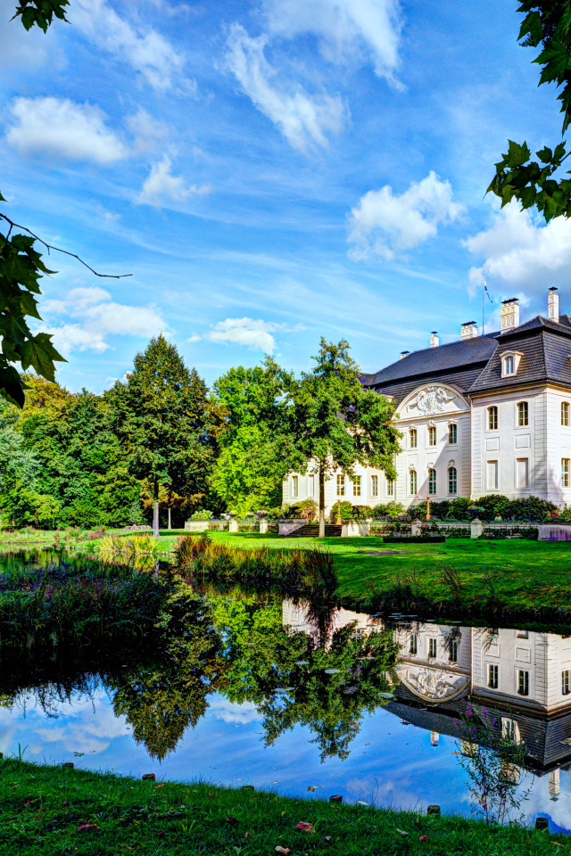 Дворец Браниц в пруда в парке, Германия