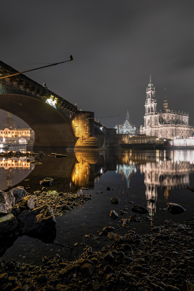 Замок у старинного моста ночью в городе Дрезден, Германия