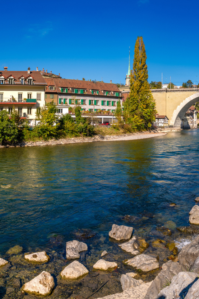Набережная у реки в городе Берн, Германия
