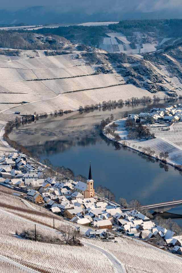 Дома и поля у реки зимой, Германия