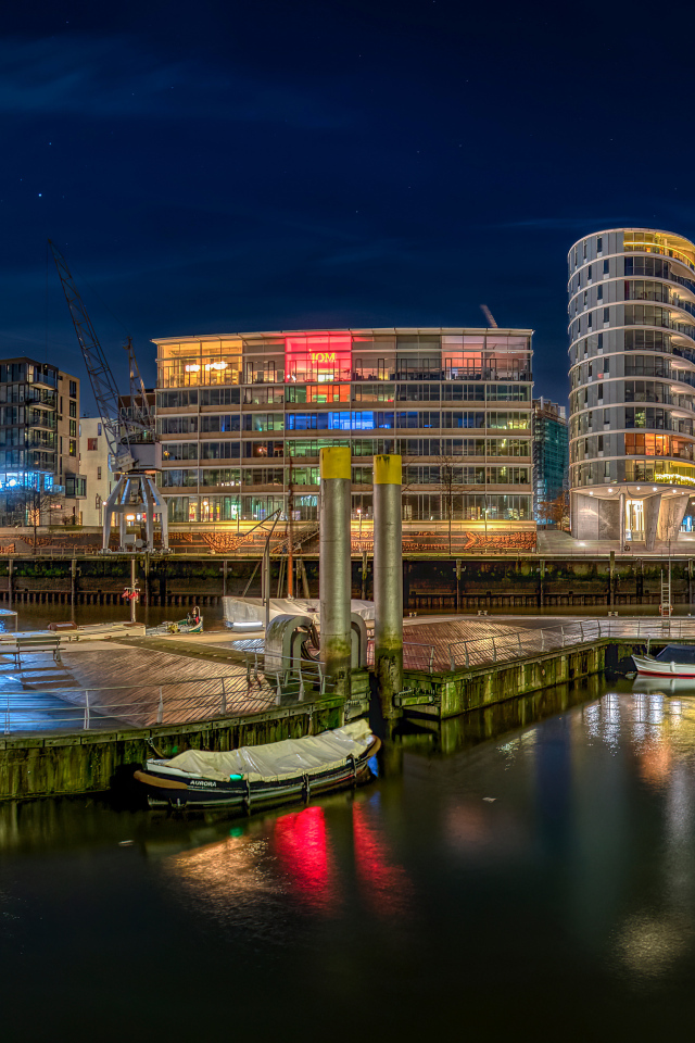 Дома у причала в городе Гамбург, Германия
