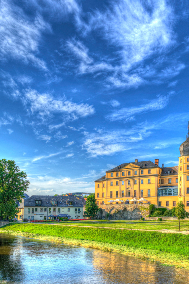 Средневековый замок Оберес Шлос под голубым небом, Германия