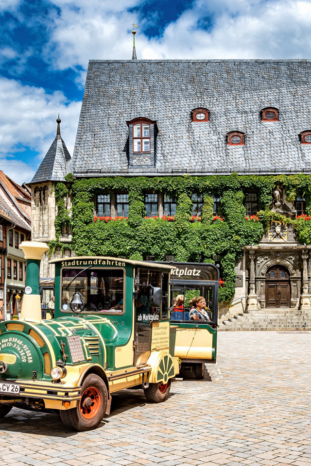 Ретро автомобиль на улице города Кведлинбурга, Германия