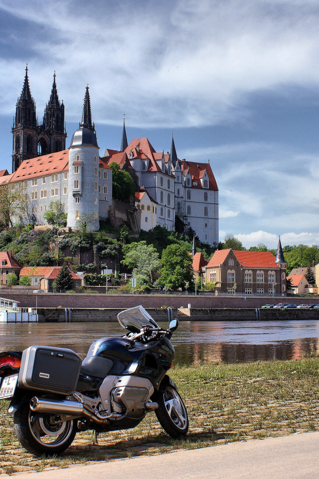 Башни замка Альбрехтсбург у реки, Германия