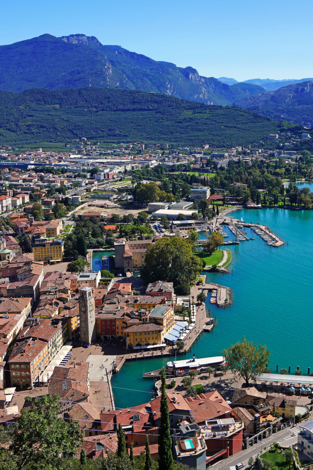 Город у озера Гарда, Италия
