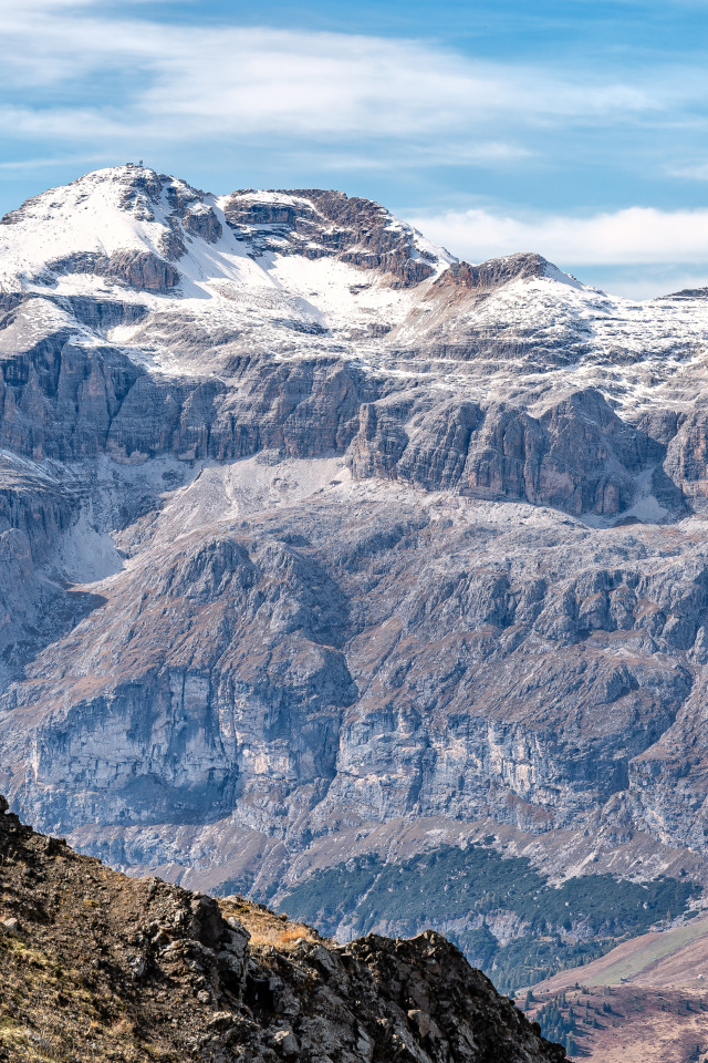 Заснеженные Доломитовые Альпы в лучах солнца, Италия