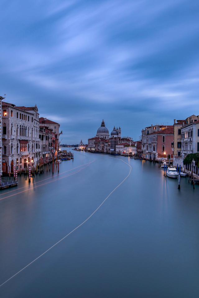 Водный канал в городе Венеция, Италия
