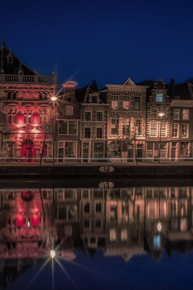 Дома у реки в городе Харлем ночью, Нидерланды