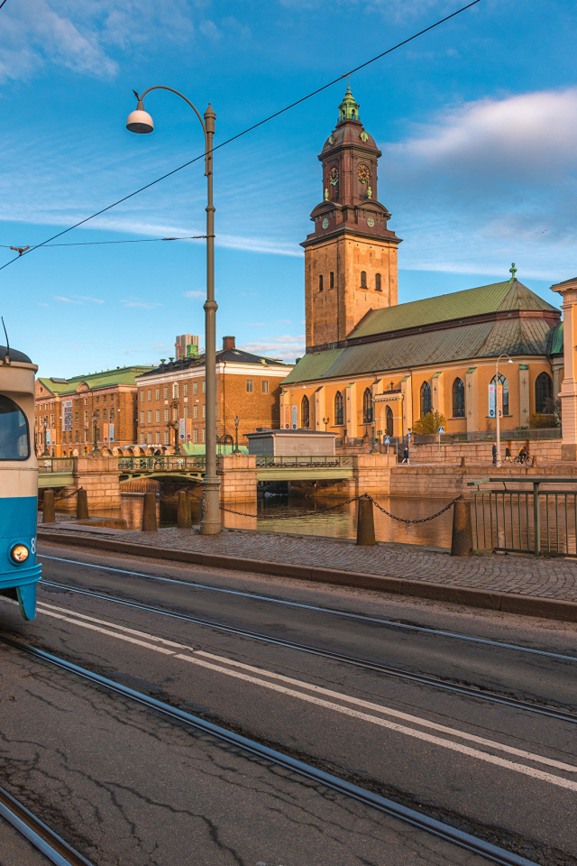 Старый трамвай едет по улице города Швеция