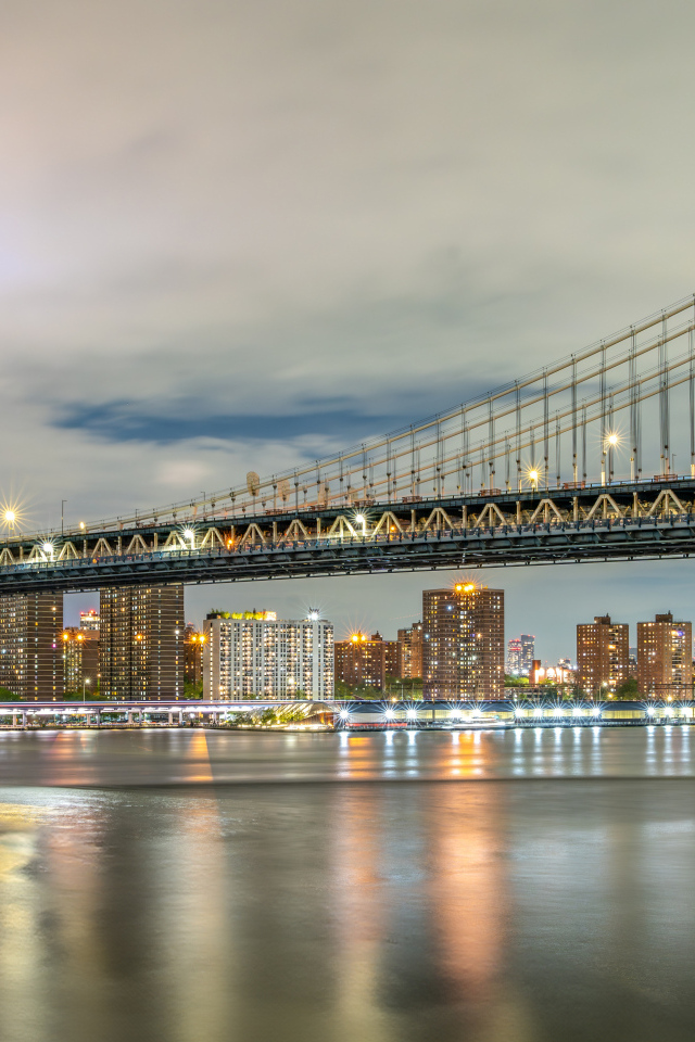 Мост через реку в парке  Фултон Ферри Ландинг в Нью Йорке, США