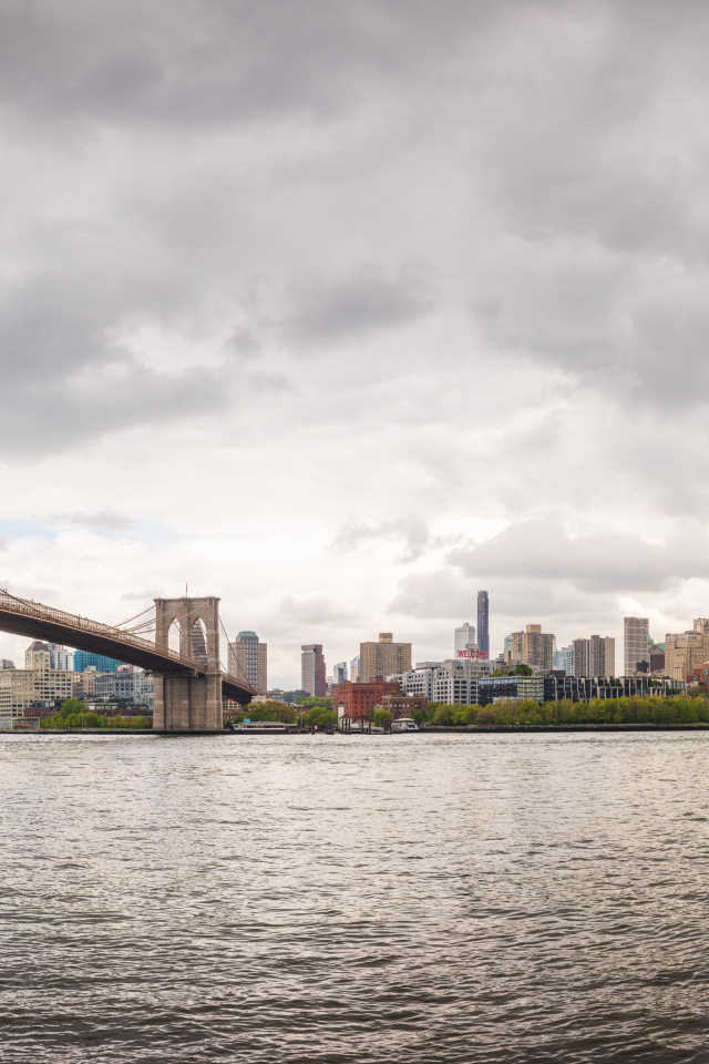 Мост через реку с видом на город Нью-Йорк, США