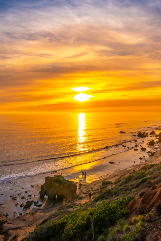 Закат солнца на морском побережье Калифорнии, США