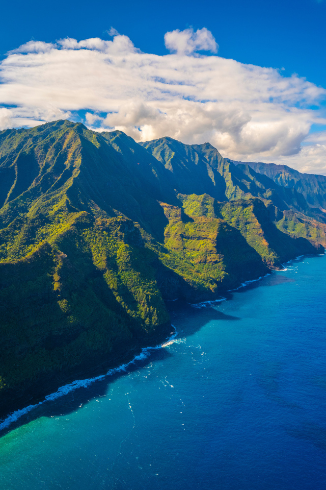 Вид на покрытые зеленью гор на Гавайских островах, США