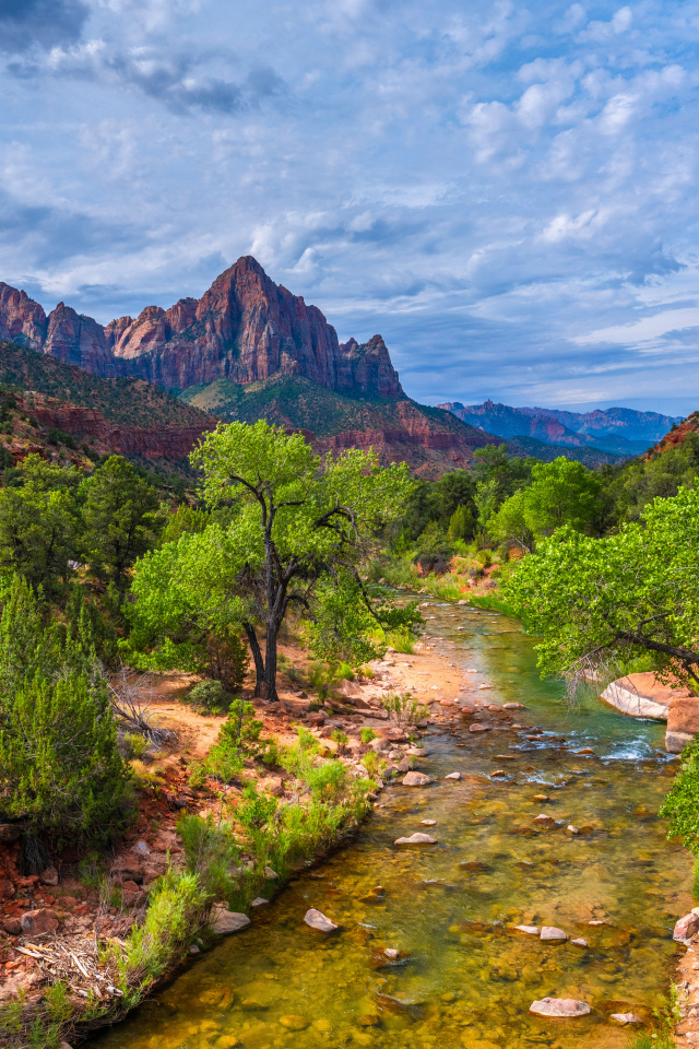 Вид на горы и реку в  государственном  парке Крейг-Лейк, США