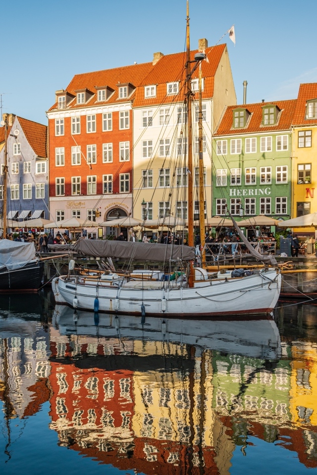 Красивые дома у реки в городе Копенгаген, Дания
