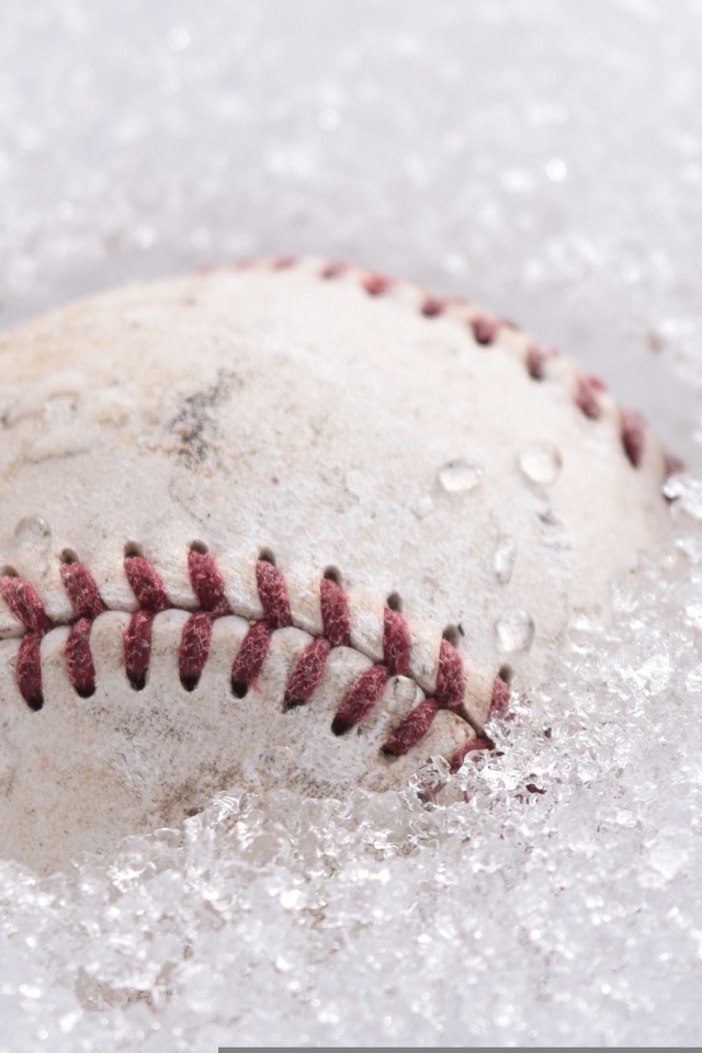 Бейсбольный мяч лежит в белом снегу