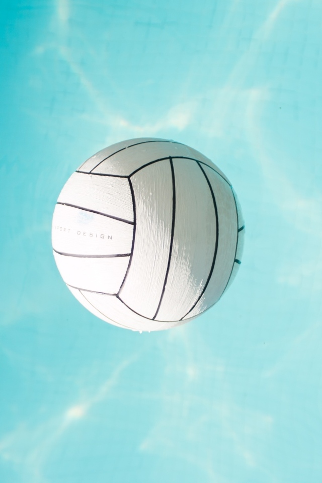 Большой мяч плавает в голубой воде