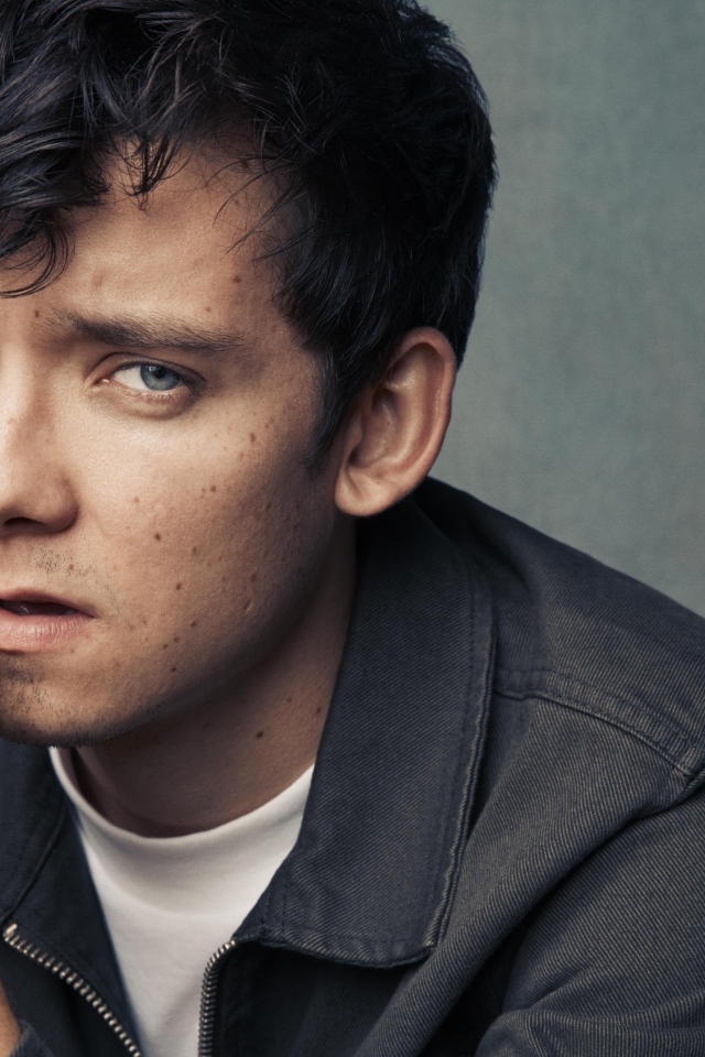 Актер Эйса Баттерфилд на сером фоне