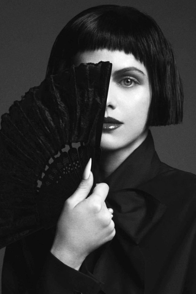 Актриса Александра Даддарио с веером в руках черно-белое фото
