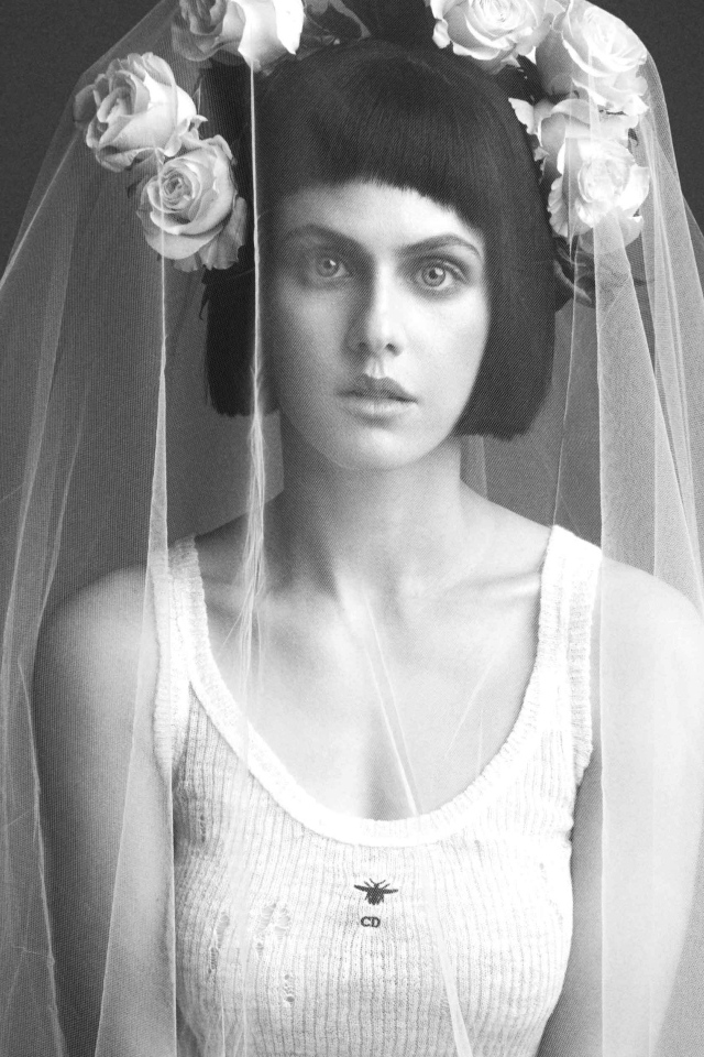 Актриса Александра Даддарио с фатой на голове