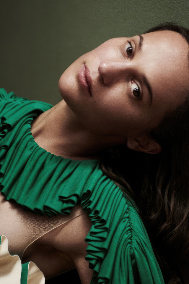 Актриса Алисия Викандер в красивом платье у серой стены