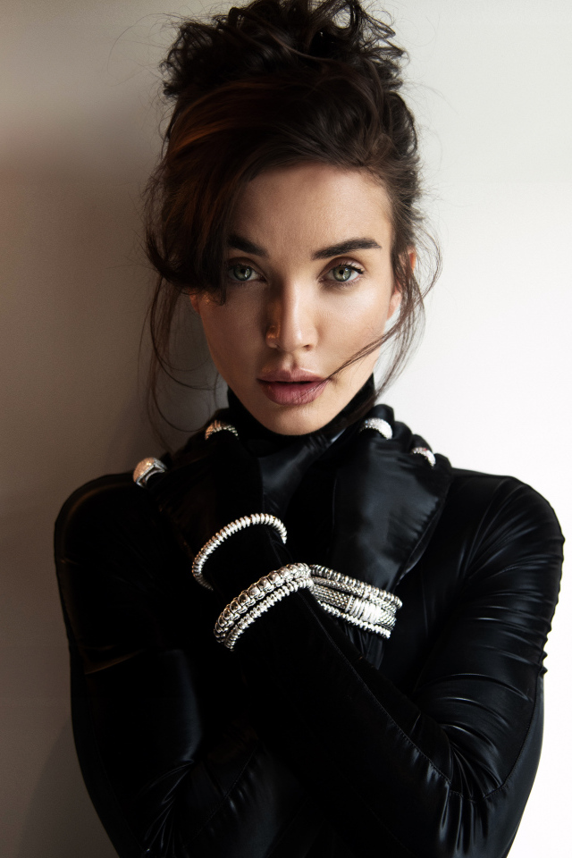 Актриса Эми Джексон стоит у стены