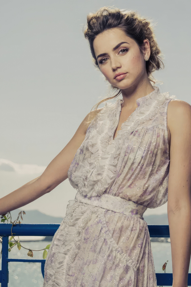 Актриса Ана де Армас в платье на фоне океана