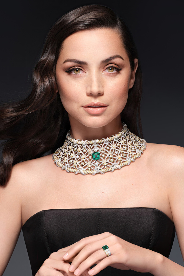Актриса Ана де Армас с дорогим украшением на шее