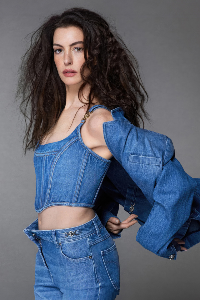 Актриса Энн Хэтэуэй в джинсовом костюме на сером фоне