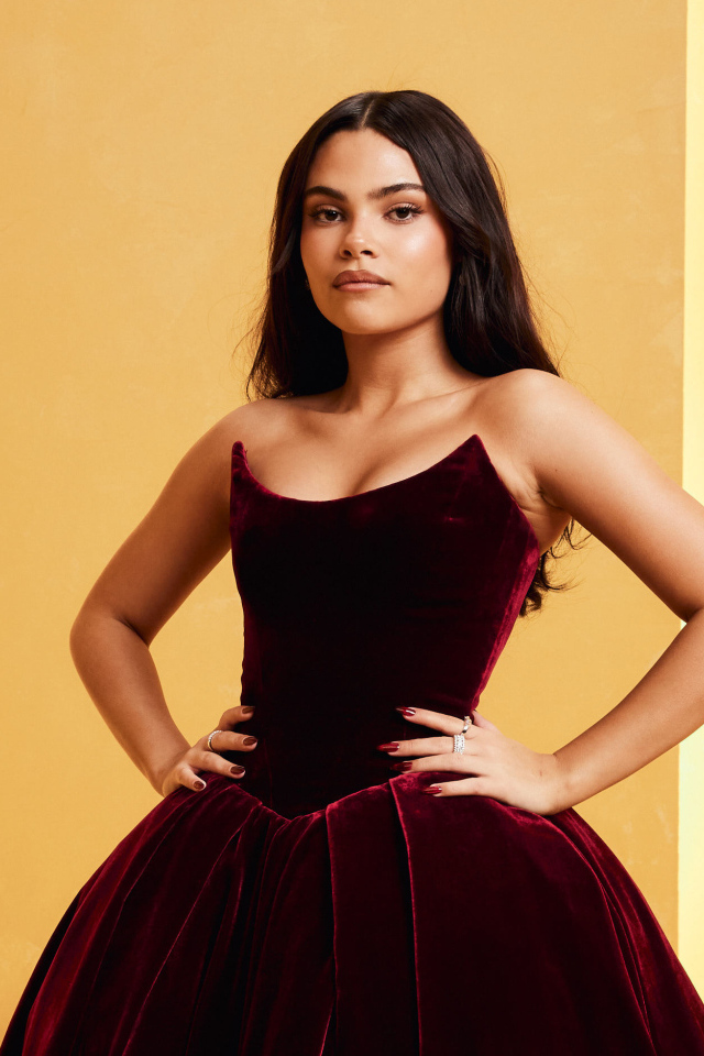 Актриса Ариана Гринблатт в платье на желтом фоне