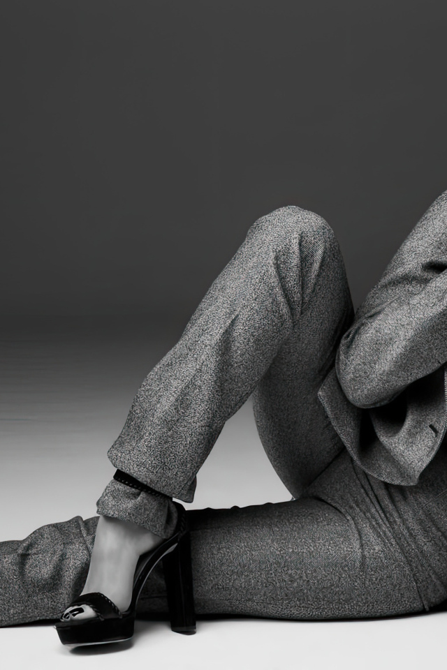 Актриса Эшли Бенсон в костюме черно-белое фото