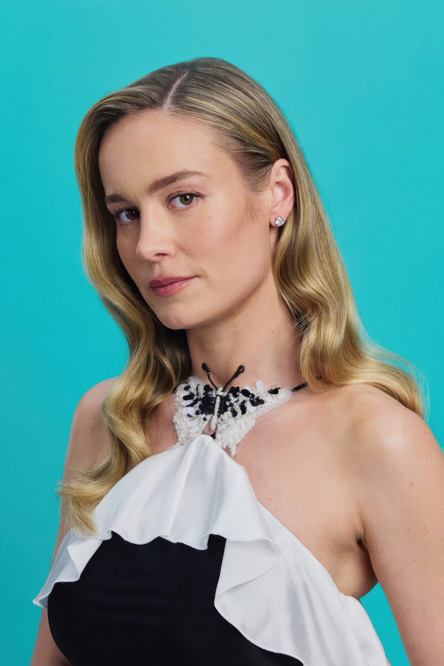 Актриса Бри Ларсон в красивом платье на голубом фоне