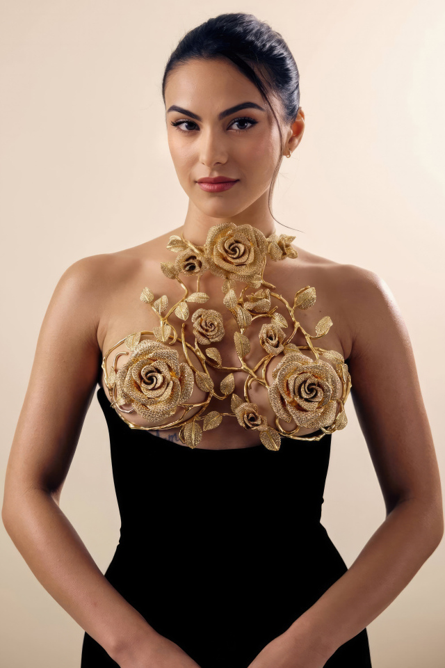 Актриса Камила Мендес в красивом платье с узором