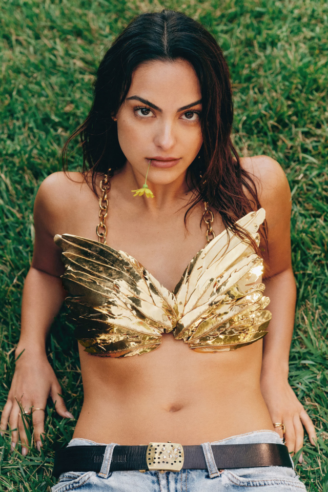 Актриса Камила Мендес лежит на зеленой траве