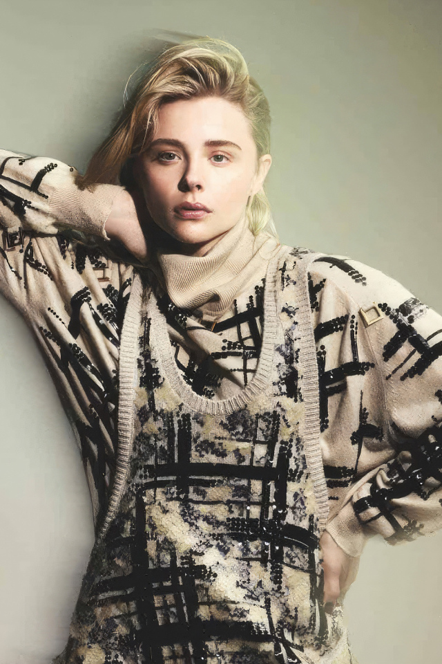 Актриса Хлоя Грейс Морец в свитере на сером фоне