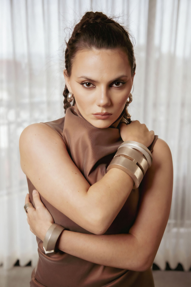 Актриса Дафни Кин с браслетами на руках у окна