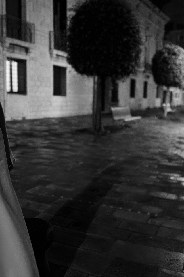 Актриса Дакота Джонсон в платье на улице вечером