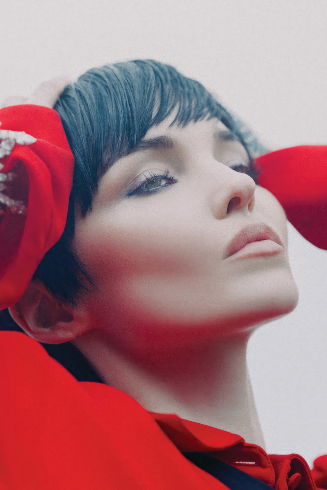 Актриса Дав Кэмерон в красном наряде с короткой стрижкой