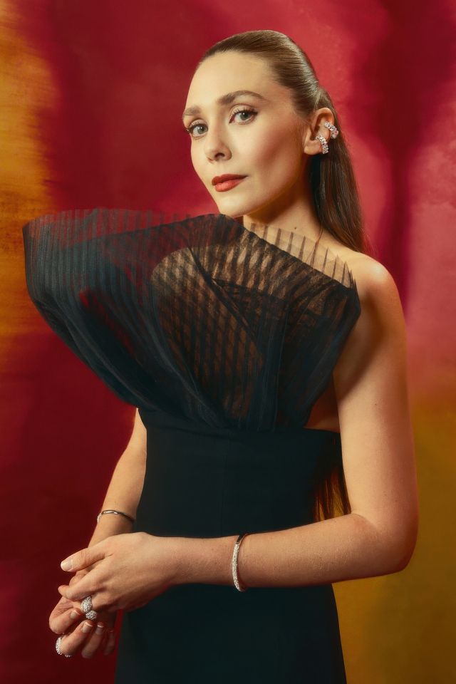 Актриса Элизабет Олсен в необычном черном платье